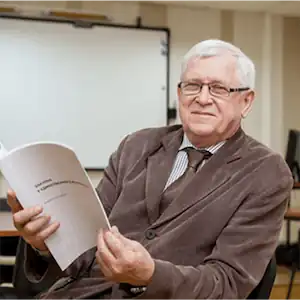 Григорий Добрецов – сертифицированный преподаватель по закупкам, кандидат исторических наук, автор профессиональных программ и электронных курсов